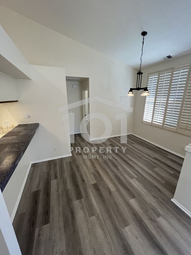 Building Photo - Charming and spacious single-level 2-bedroom, 2-bath condo