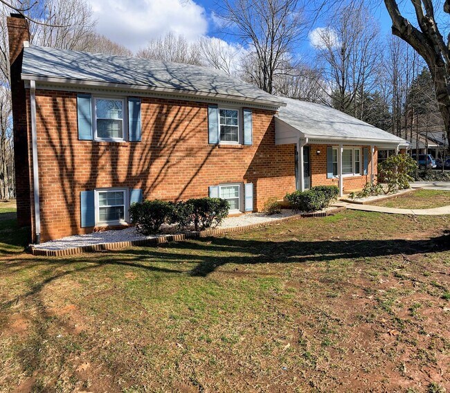 Building Photo - 308 College Park Dr