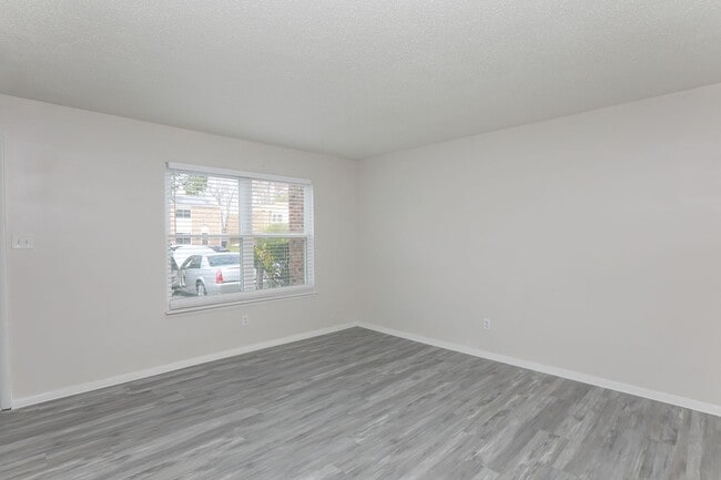 Building Photo - Bright, Updated & Prime Location!