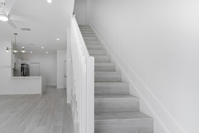 Building Photo - 2098 Madeira Dr