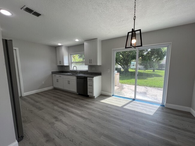 Building Photo - 1313 Summer Breeze Rd