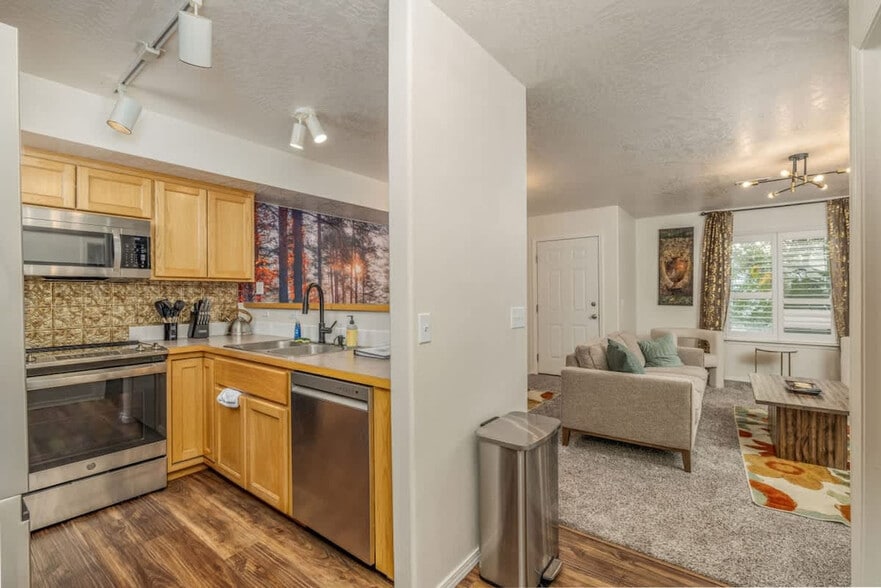 Building Photo - 574 Hydra Pl