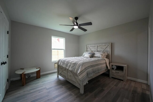 Building Photo - 905 Pleasantview Dr