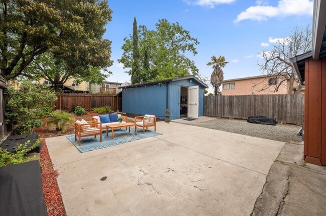 Building Photo - 6900 Thornhill Dr