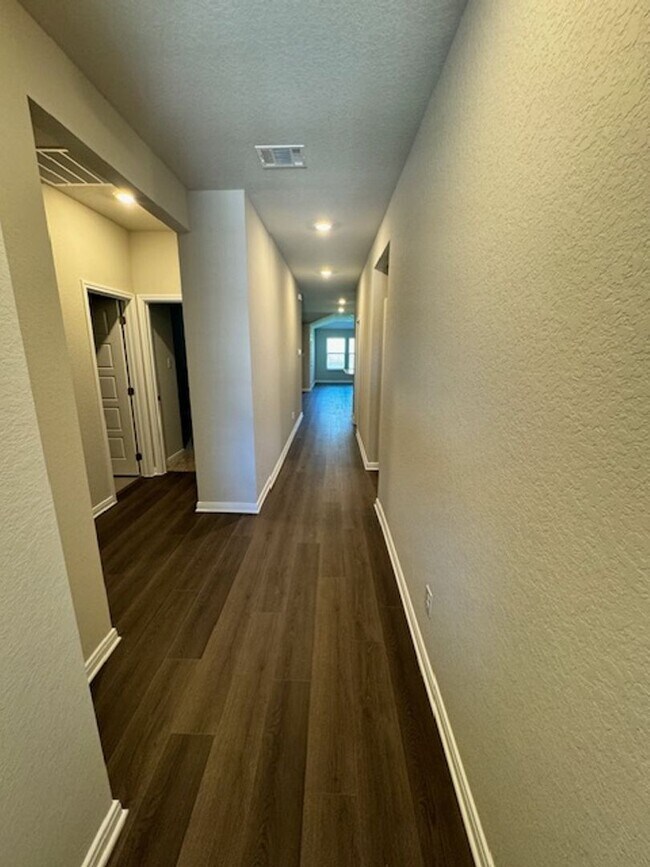 Building Photo - Ready For Move In - 9/1/25 New - 1 Story -...