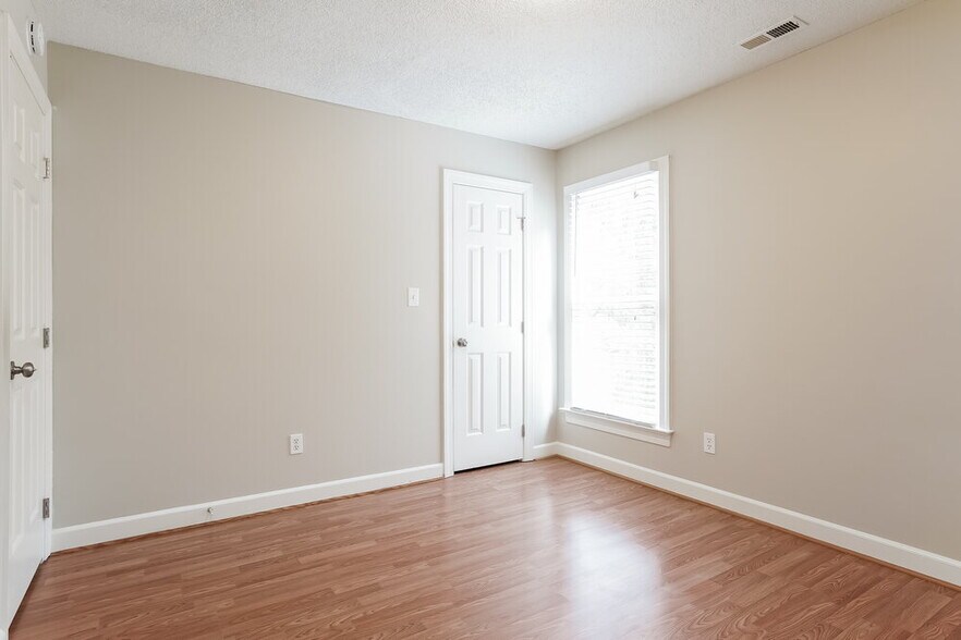 Building Photo - 212 Sleepy Creek Dr