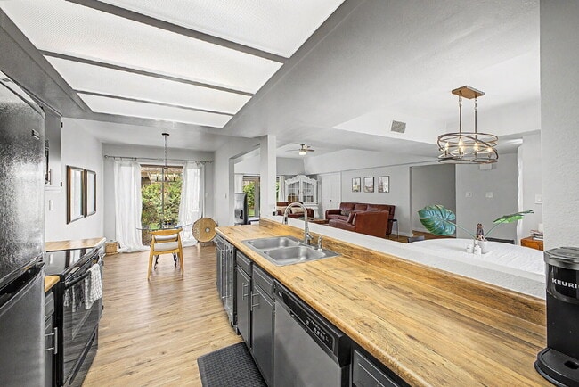 Building Photo - Furnished Luxury Condo in Guard-Gated Casa Del Monte | Prime Old Town Scottsdale Location
