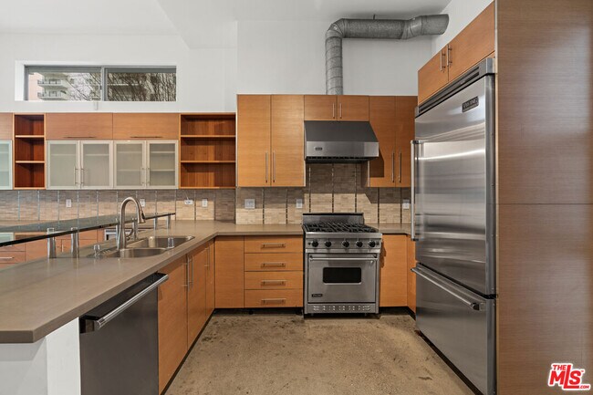 Building Photo - 1152 N La Cienega Blvd