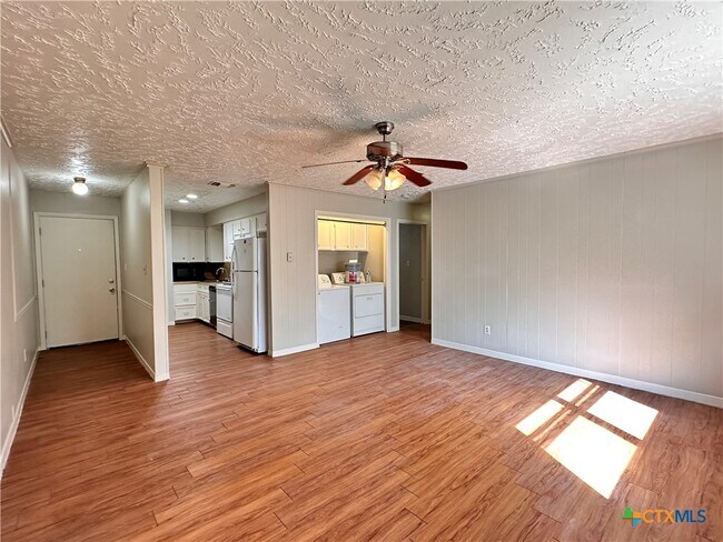 Building Photo - 906 N LBJ Dr
