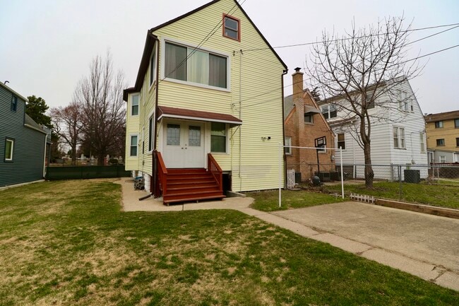 Building Photo - 3807 N Narragansett Ave