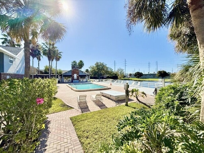 Building Photo - 200 Country Club Dr