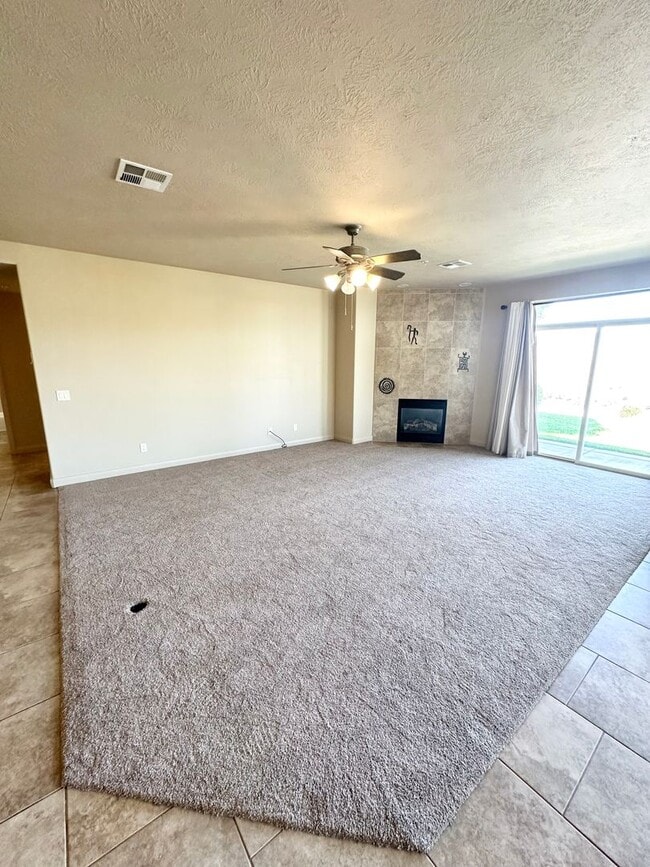 Building Photo - Beautiful Las Palmas Condo