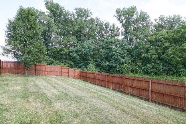 Building Photo - GREAT, 3 BEDROOM, 2.5 BATH HOME IN WARREN TOWNSHIP!