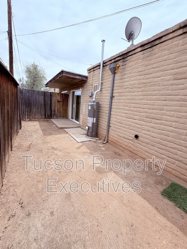Building Photo - 319 E Blacklidge Dr