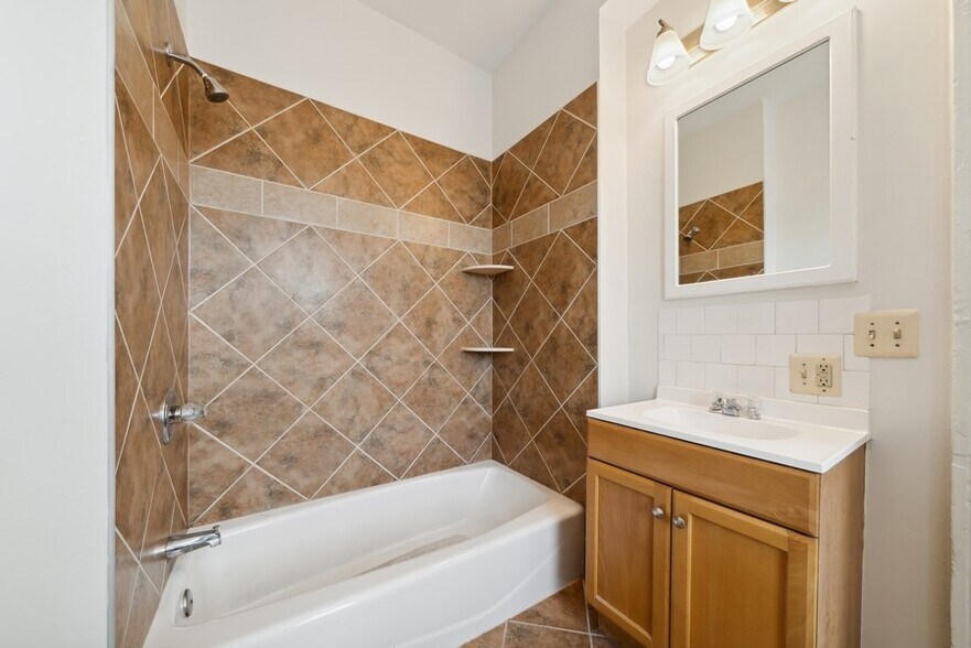 Building Photo - 591 Bramhall Ave