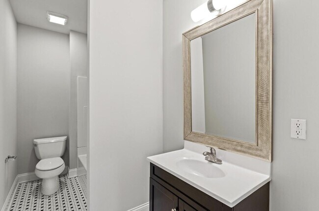 Building Photo - 2505 Eastway Dr