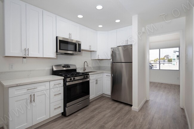 Building Photo - GORGEOUS 1 Br Apartment in a Great Hillcrest Location!