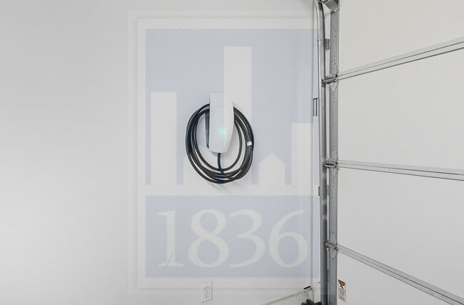 Building Photo - 1705 Deerfield Dr