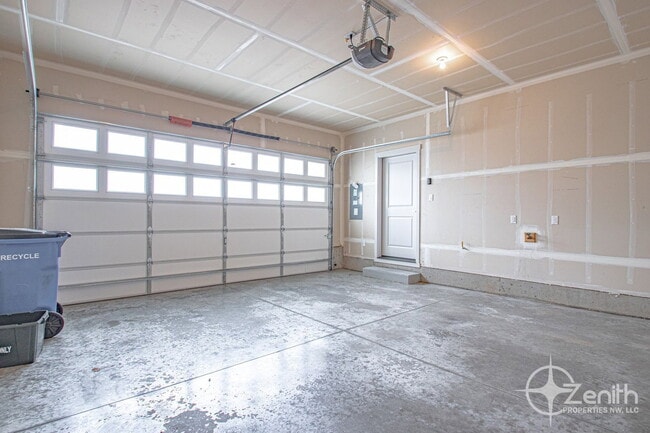 Building Photo - 1308 NE 82nd Dr
