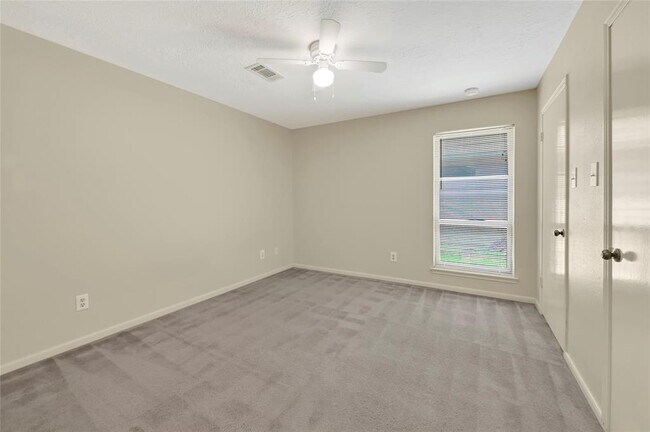 Building Photo - 52 Greentree Ln