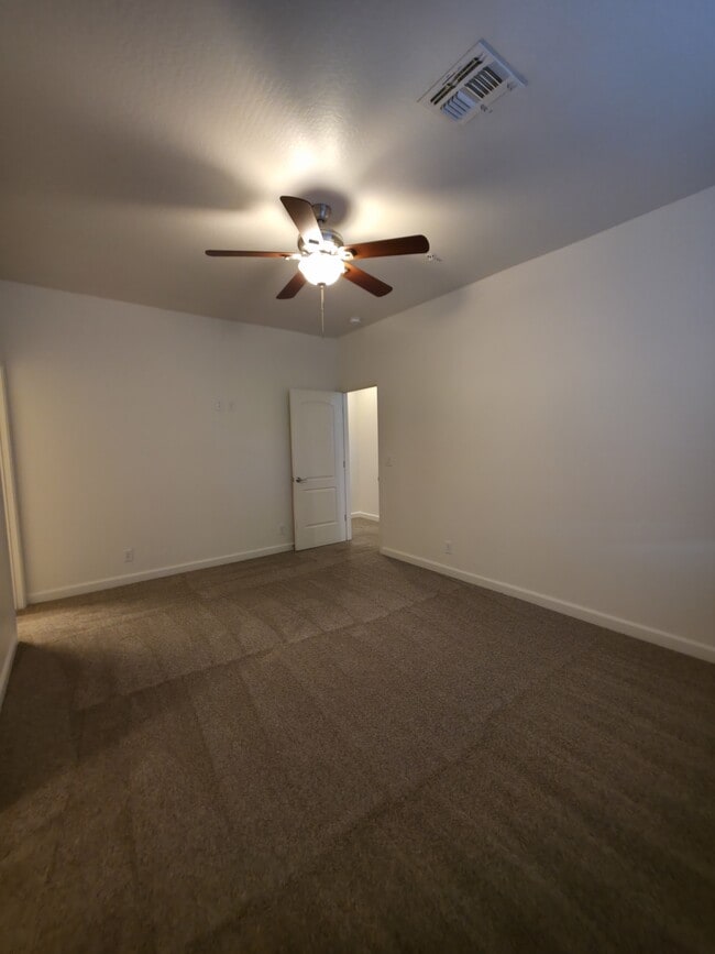 Building Photo - 2512 W Pikes Peak Dr