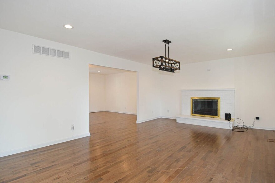 Building Photo - 306 Bright Meadows Dr