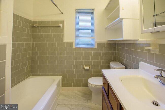 Building Photo - 5205 Saratoga Ave