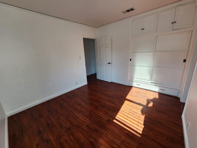 Building Photo - 14016 Sylvan St