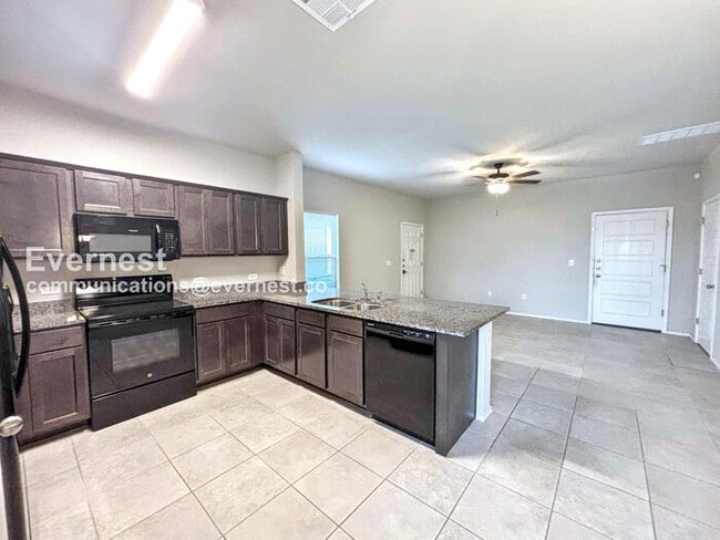 Building Photo - 3-Bed, 2-Bath Townhome with Fenced Yard & Garage / Pet-Friendly / Available Now!