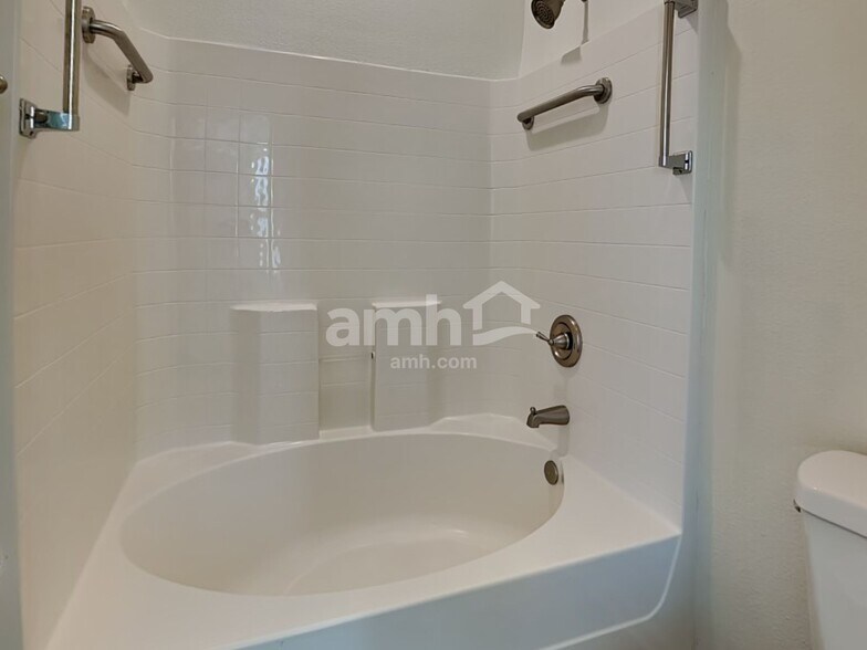 Building Photo - 116 Archwood Dr