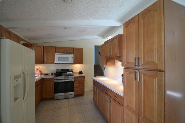 Building Photo - 4 Bed 3 Bath w/AC - Coming Soon! - MileSto...