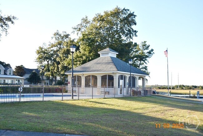 Building Photo - 10 Piper's Pond Ln