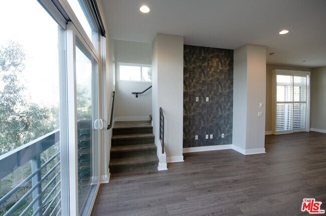 Building Photo - 2753 Waverly Dr