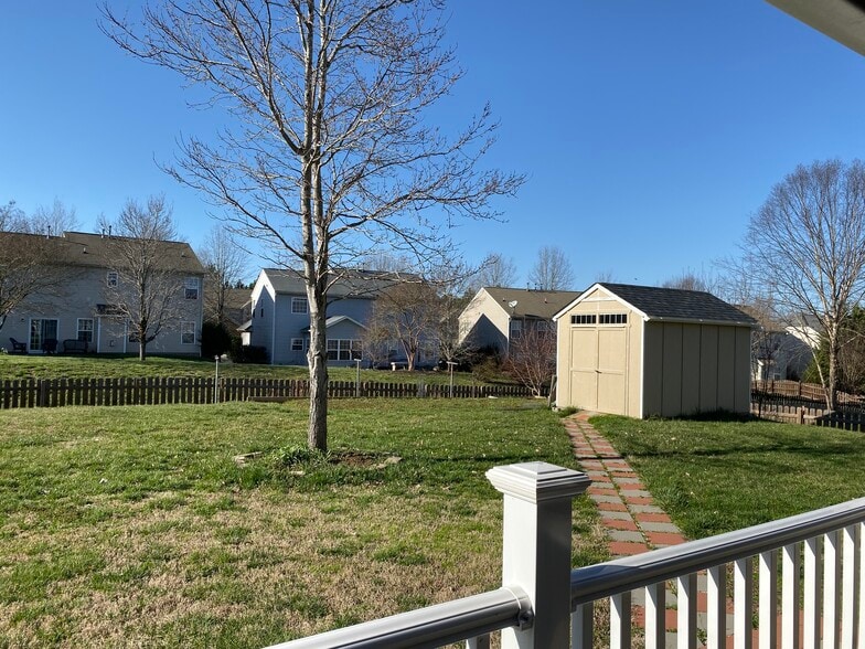 spacious backyard - 10102 Glenburn Ln