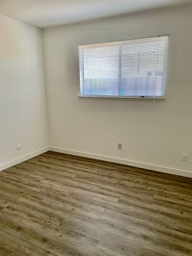 Building Photo - MONTOYA8907-8909