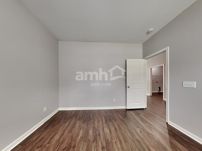 Building Photo - 621 English Oak Cir