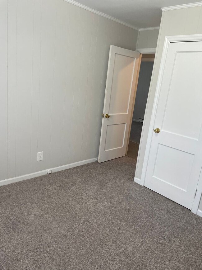 Building Photo - Updated 3 Bedroom- Convenient to Restaurants, Cone Hospital & Wendover Ave