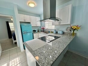 Building Photo - Rebecca