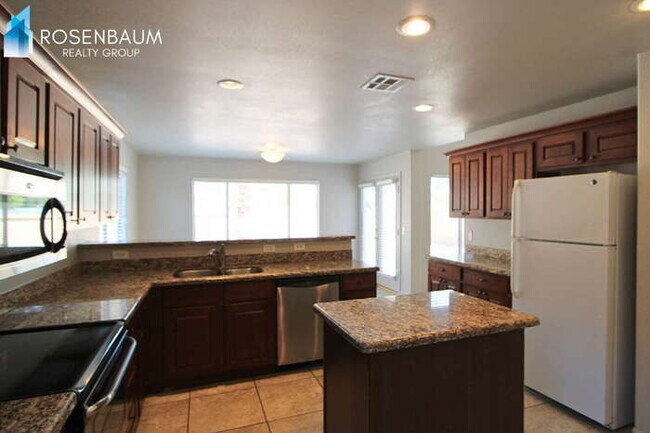 Building Photo - Beautiful 3-beds, 2.5-baths home nestled in Surprise!