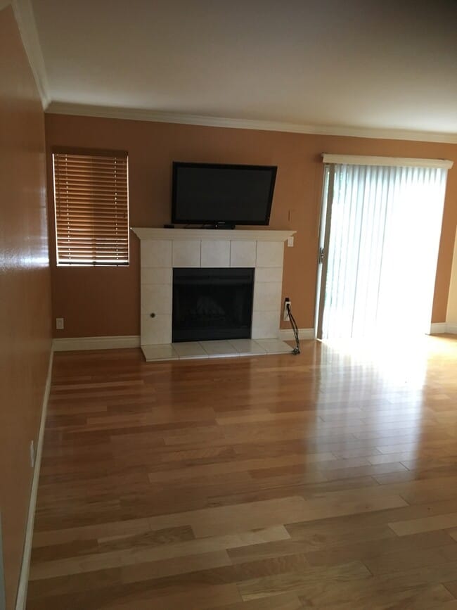 Building Photo - 2 Bed, 2 1/2 Bath Townhome with 1 car garage!