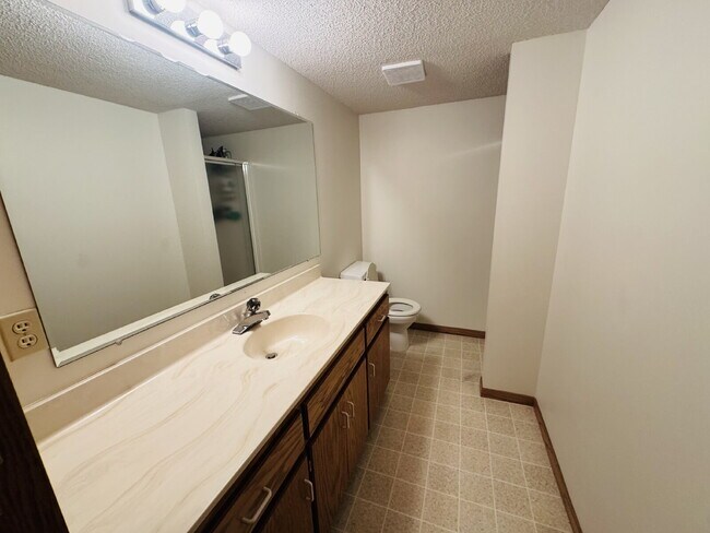 Building Photo - Charming Chaska Retreat: Spacious Single Family Homer 3-Bedroom 2.5 Bathroom Home with Finished B...