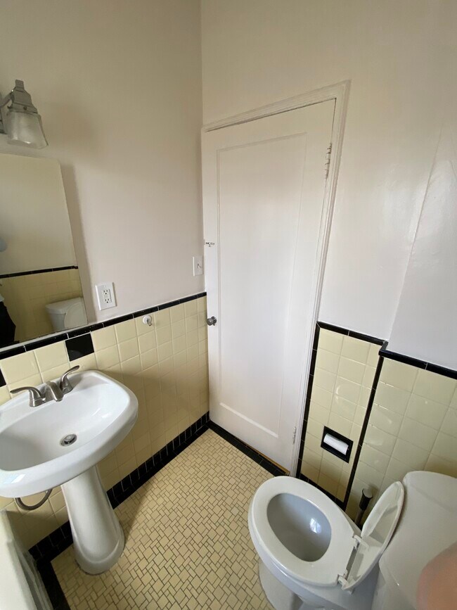 Building Photo - 516 N Heliotrope Dr