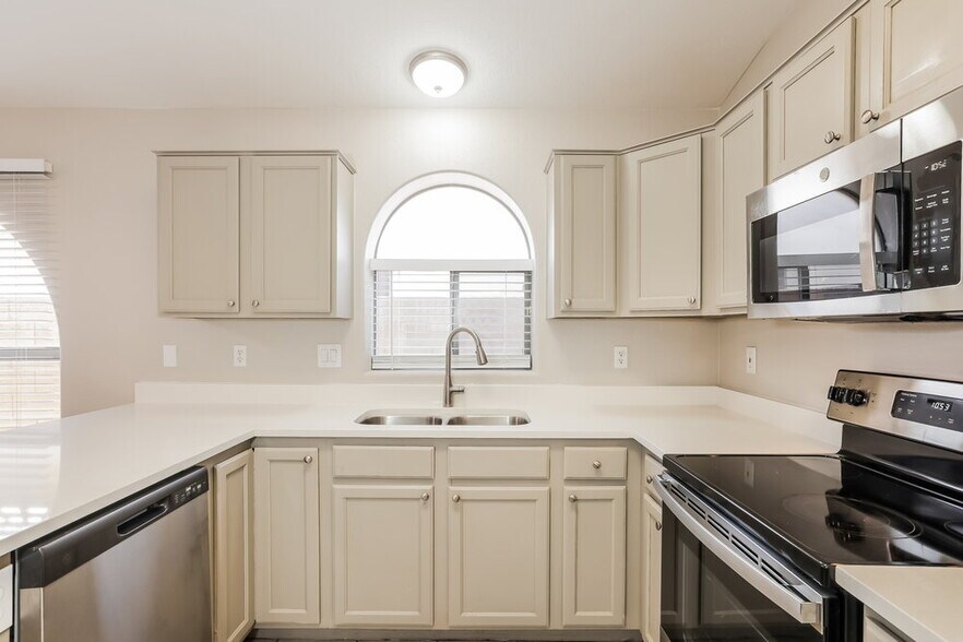 Building Photo - 2911 S 98th St