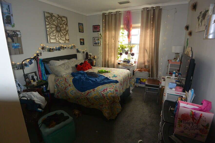 Building Photo - 178 Lake Shore Rd