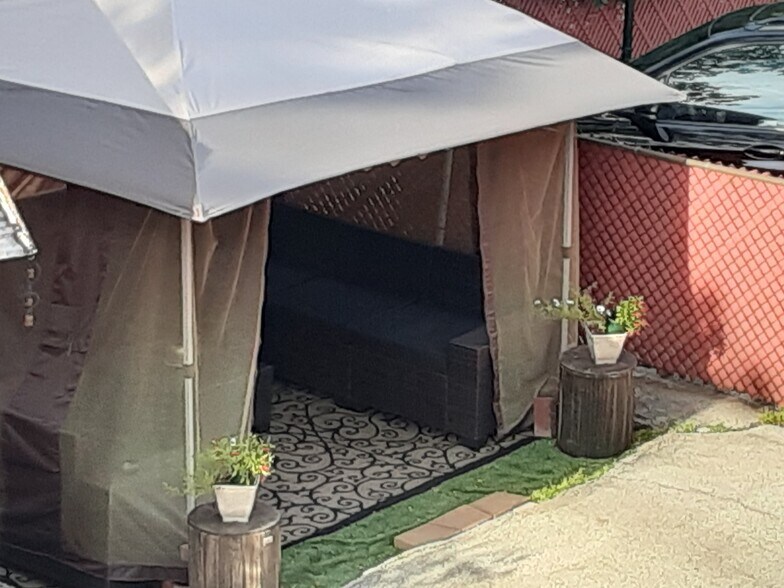 A Gorgeous Covered Canape W/ At Least A 36 Foot, Comfy, Wrap Around Sofa & Coffee Tables For Visits - 2 N Broadway Ave