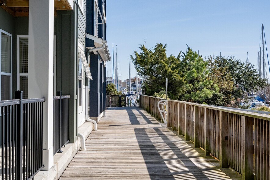 Building Photo - 4921 Pretty Lake Ave