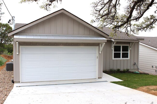 Building Photo - 828 Oak Ln