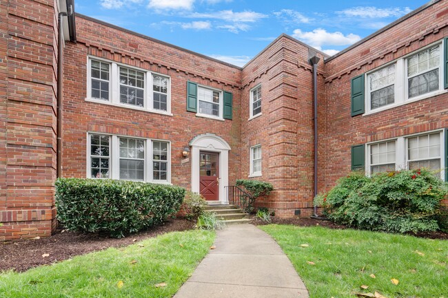Building Photo - 1720 Queens Ln