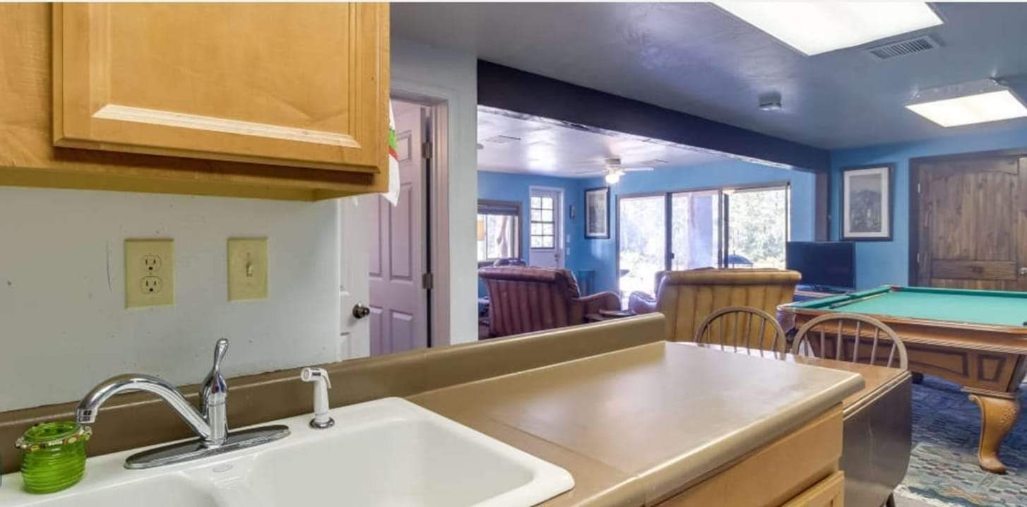 Building Photo - 880 Rockcrest Dr