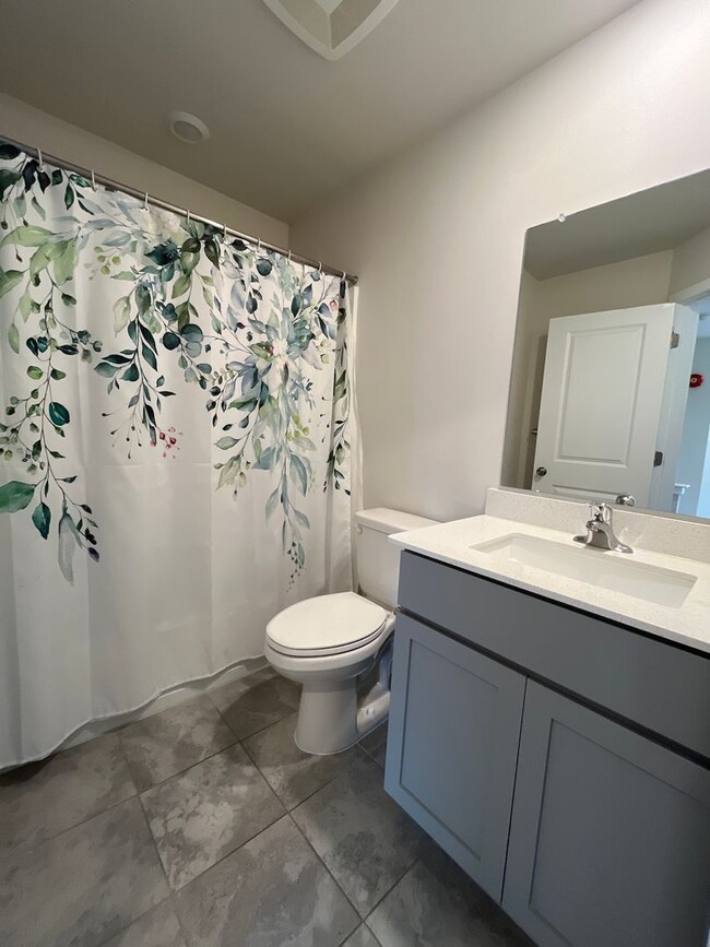 Building Photo - Beautifully maintained 3-bedroom, 2.5-bath...